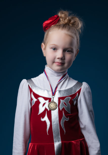 漂亮的小运动女孩与奖牌摆姿势图片下载