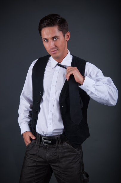 魅力年轻商人站立图片下载