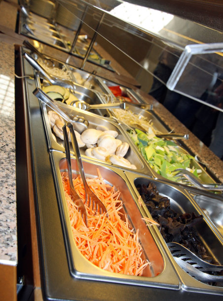 胡萝卜绿色蘑菇在亚洲餐厅图片下载