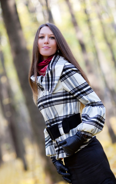 一个在公园里散步的漂亮女孩的肖像图片下载