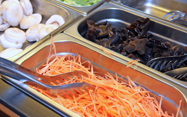 在亚洲自助餐厅出售胡萝卜和蘑菇图片下载