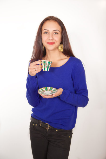 拿着咖啡杯的女孩图片下载