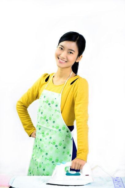 年轻女性和家庭清洁产品图片下载