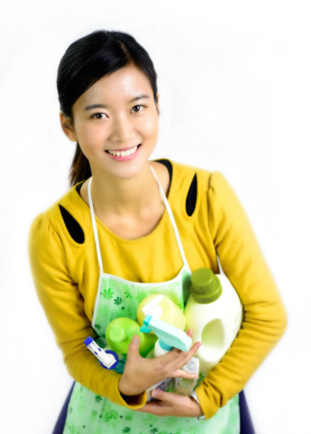 年轻女性和家庭清洁产品图片下载