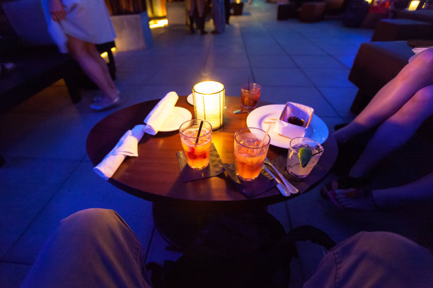 夜店里满满一桌饮料图片下载