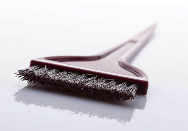 全新的油漆刷在白色的背景上图片下载