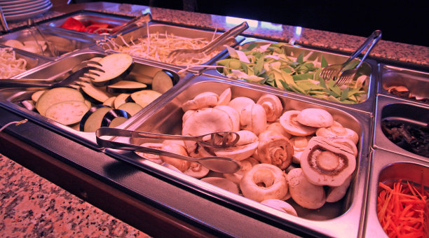 桌上有许多茄子蔬菜图片下载