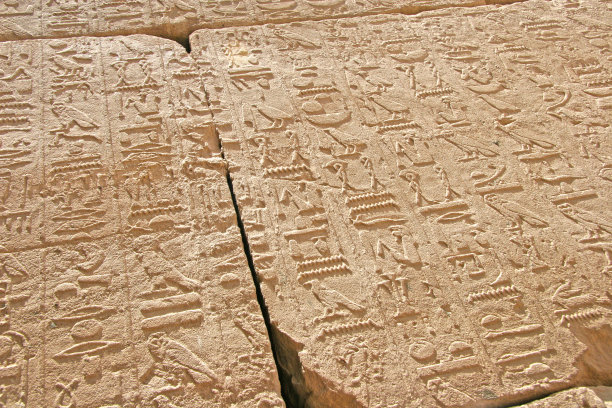 埃及卡纳克神庙的象形文字图片下载