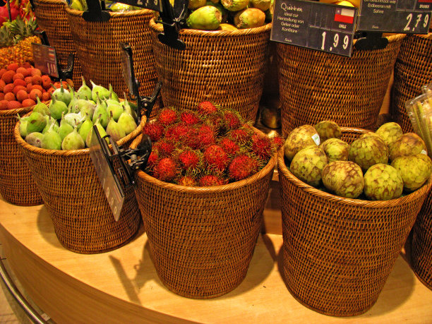 超市里装着水果和蔬菜的篮子图片下载