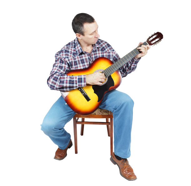 一个成年人坐在椅子上弹吉他图片下载