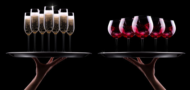 侍者端来香槟和葡萄酒图片下载