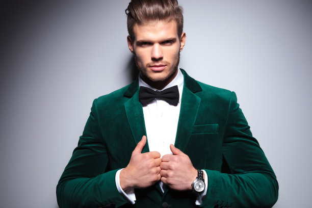 微笑的年轻人穿着优雅的天鹅绒西装图片下载