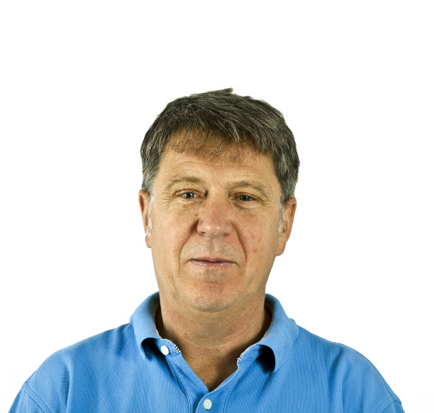 有魅力的男人穿着随意，在工作室孤立的白色图片下载