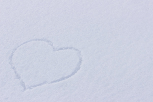 在雪地上画了一颗大大的心图片下载
