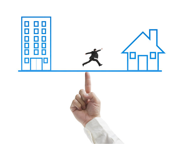 兴奋的商人在办公室和家之间摇摆图片下载