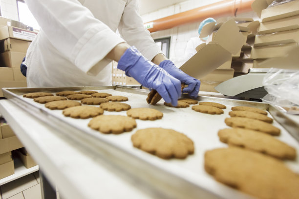 工厂食品加工者从托盘包装饼干图片下载