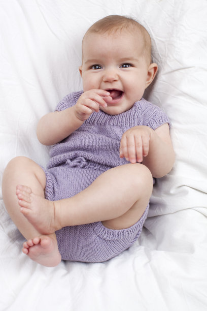 4个月大的宝宝被父母逗乐了图片下载