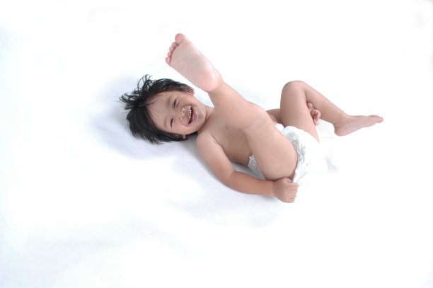 孩子穿尿布图片下载