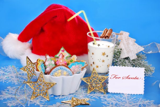 给圣诞老人的牛奶和五颜六色的姜饼饼干图片下载