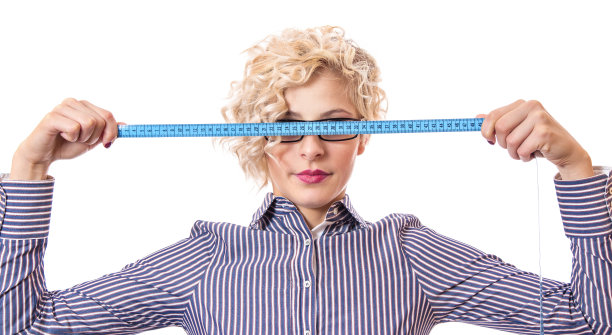 拿着卷尺的年轻女商人图片下载