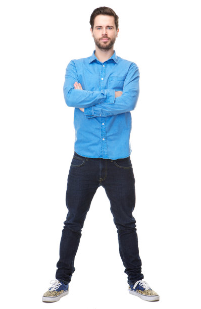 一个留着胡子的年轻人双手交叉，两脚分开站着图片下载