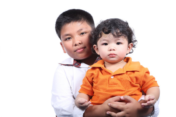 小男孩微笑着看着我图片下载