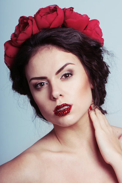 一个戴着花冠的漂亮女人的肖像图片下载