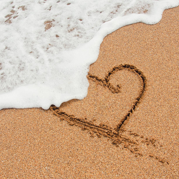 沙中的心的形状图片下载