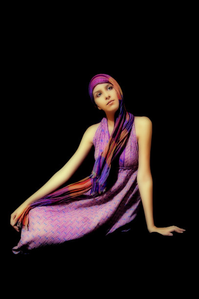 穿着太阳裙戴着头巾的漂亮年轻女人图片下载