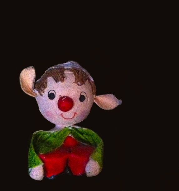 圣诞精灵在黑暗的背景图片下载