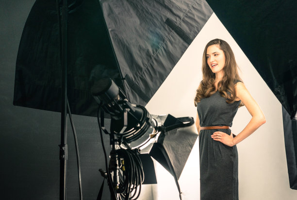 正在拍照的年轻女模特素材图片