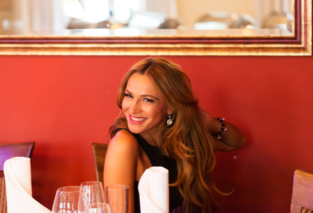 年轻女子在餐馆用餐图片下载