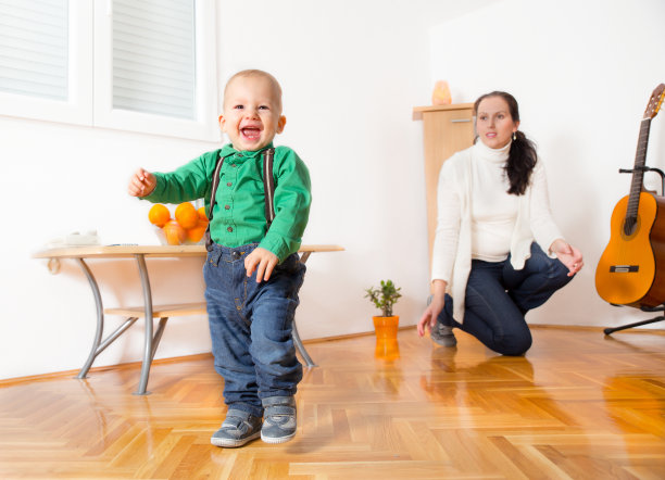 小男孩学走路图片下载