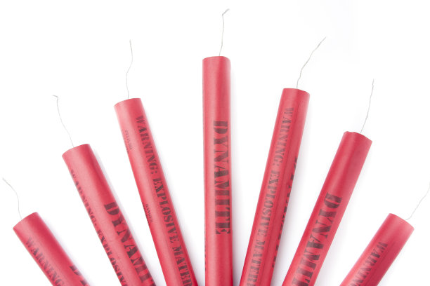 炸药棒在白色背景上图片下载