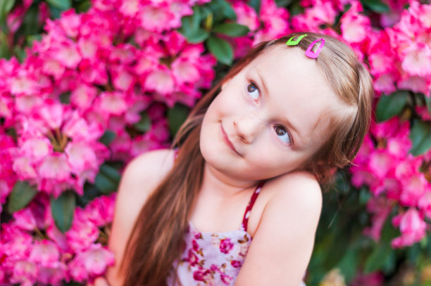 一个可爱的小女孩夏天的肖像图片下载