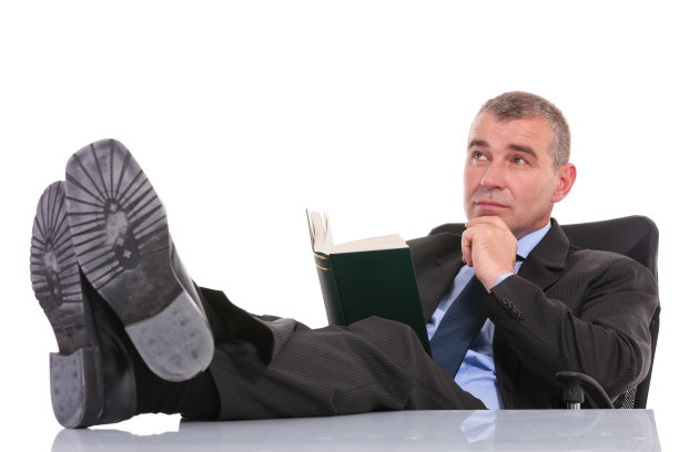 拿着书的商人沉思地看向别处图片下载