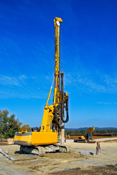 筑路过程中的施工车辆图片下载