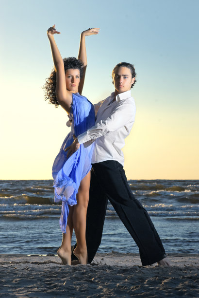 在海滩上跳舞图片下载