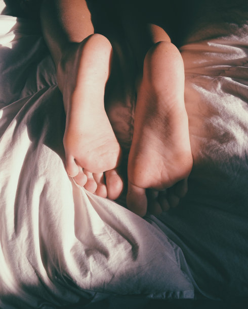 女人的脚在床上图片下载