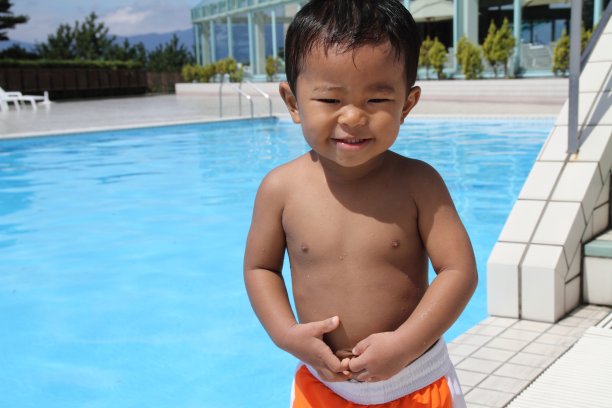 站在泳池边的婴儿图片下载