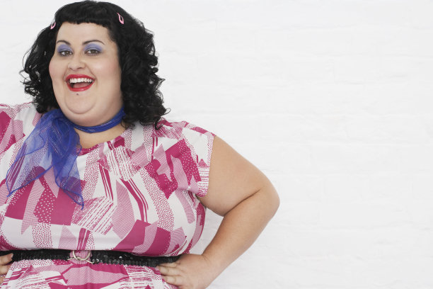 超重少女摆姿势图片下载