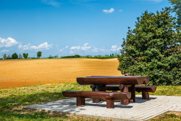 木凳和桌子图片下载