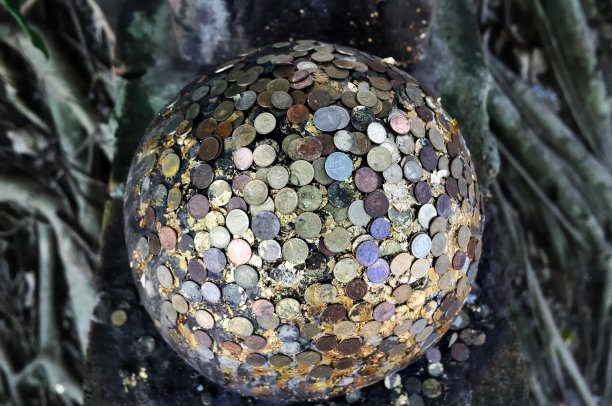 圆石埋在神庙里图片下载