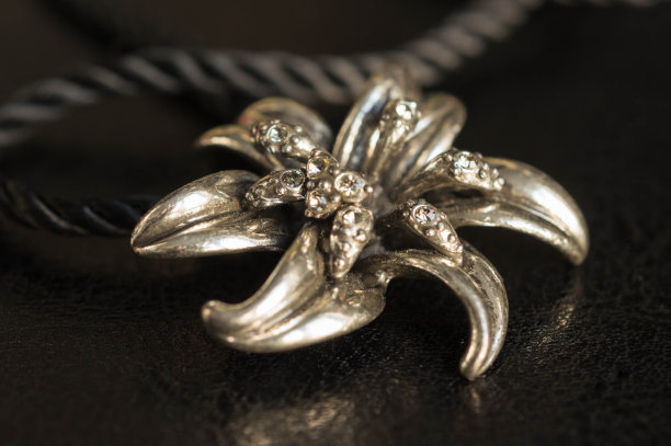 黑色背景上的金属玻璃花图片下载