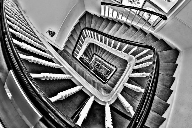 圆形楼梯从顶部，黑白hdr图片下载