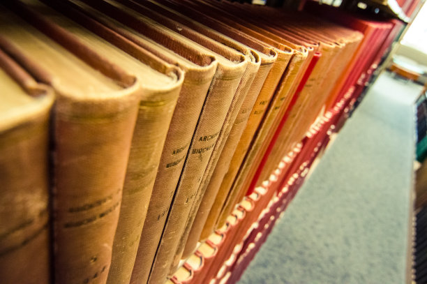 彩色皮革装订的书籍在一个医学图书馆图片下载