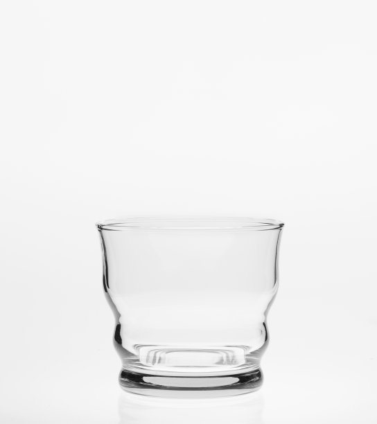 白色背景上的空杯子图片下载