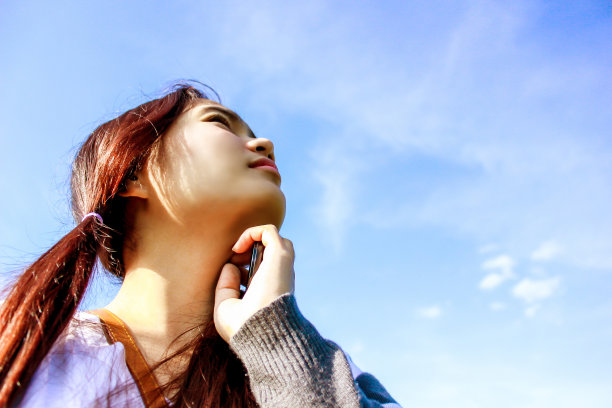 年轻美丽的亚洲女孩浪漫的青少年模特喜欢思考图片下载