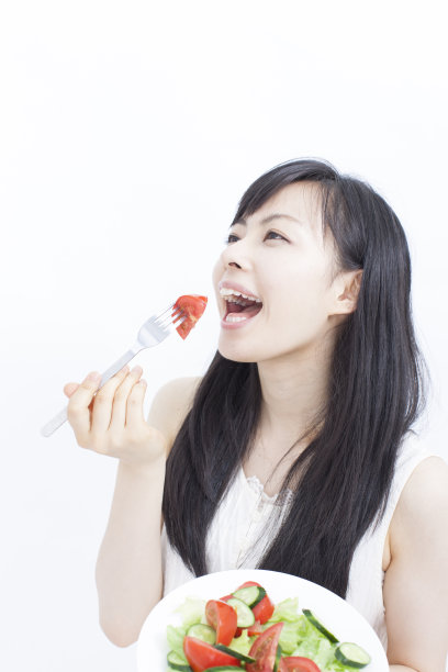 女孩吃沙拉图片下载