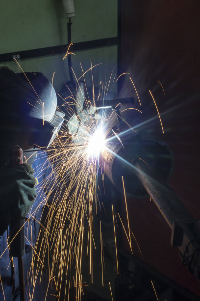 焊工带保护面罩焊接图片下载